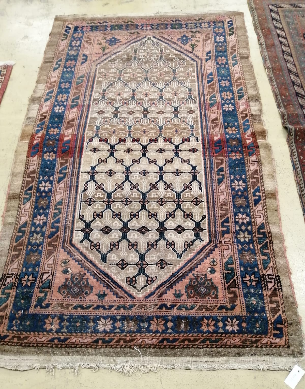 A Hamadan fawn ground rug, 200 x 120cm